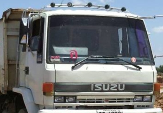 ISUZU ROCKY FXZ 240 HP 6SD1 สิบล้อดั๊มพ์ 2 เพลา ร็อกกี้หัวขาว กระบะดั๊มพ์เหล็ก 12 ตันของสามมิตรลอนนอน สภาพดีสวยพร้อมบรรทุกพร้อมใช้งานได้เลยครับ เครื่องยนต์แรงดีไม่มีเยิ้ม ภายในเก๋งคอนโซลสวยครบพร้อม พวงมาลัยเพาเวอร์ เกียร์ฟูลเลอร์เดิมๆใช้งานง่ายไม่มีหลุด ร