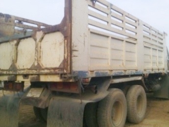 ISUZU ROCKY FXZ 240 HP 6SD1 สิบล้อดั๊มพ์ 2 เพลา ร็อกกี้หัวขาว กระบะดั๊มพ์เหล็ก 12 ตันของสามมิตรลอนนอน สภาพดีสวยพร้อมบรรทุกพร้อมใช้งานได้เลยครับ เครื่องยนต์แรงดีไม่มีเยิ้ม ภายในเก๋งคอนโซลสวยครบพร้อม พวงมาลัยเพาเวอร์ เกียร์ฟูลเลอร์เดิมๆใช้งานง่ายไม่มีหลุด ร