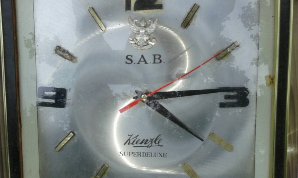 นาฬิกาเก่าโครงสร้างไม้สัก