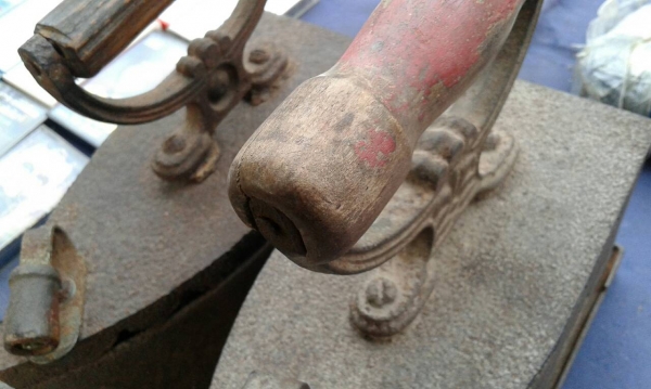 เตารีดเหล็กหล่อ