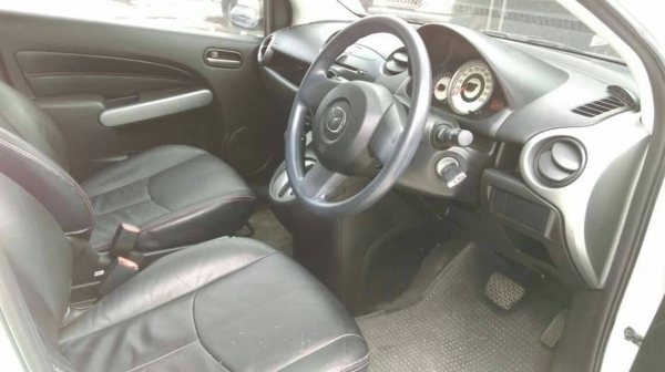 ขายมาสด้า 2 สีขาว ปี2011