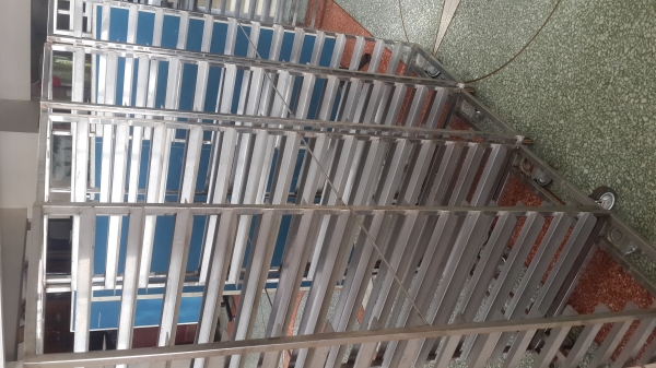 ชั้นเสียบถาดขนมสเตนแลส