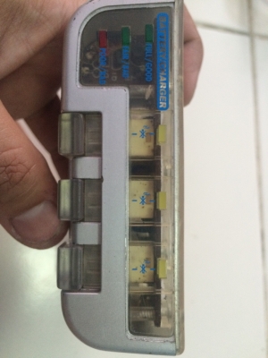 ทีจุดบหรี่ 3 ช่อง ยี่ห้อ CARMATE บอดี้ใส มีที่วัดแบตเตรี่รถ และมีไฟบอกเปิดปิด มือ2 ญี่ปุ่น