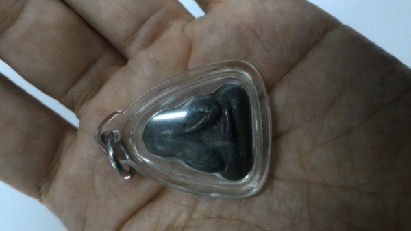 พระปิดตา เนื้อตะกั่วชิน หลังจารยันต์ เลี่ยมกรอบสวย