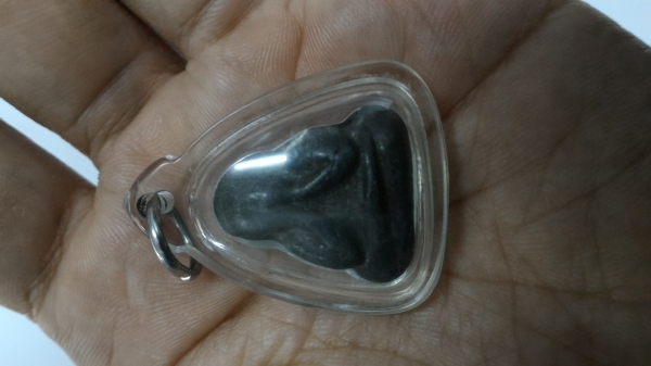 พระปิดตา เนื้อตะกั่วชิน หลังจารยันต์ เลี่ยมกรอบสวย