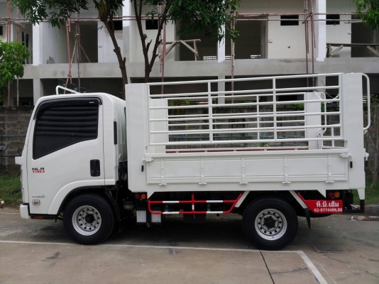 รถบรรทุก NLR 130  สีล้อรถไม่ติดเวลา รถใหม่