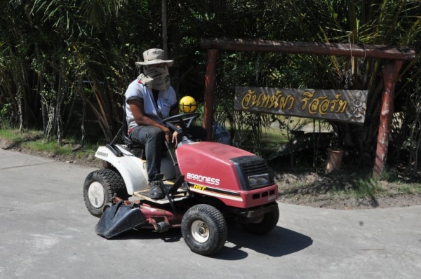 ขายรถตััดหญ้าBARONESS 16แรง สวยเดิมจากญี่ปุ่นยังไม่เคยใช้ในไทย 39,000เท่านั้น!! ขายรถตััดหญ้าBARONESS 16แรง สวยเดิมจากญี่ปุ่นยังไม่เคยใช้ในไทย 39,000เท่านั้น!!