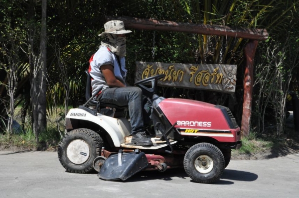 ขายรถตััดหญ้าBARONESS 16แรง สวยเดิมจากญี่ปุ่นยังไม่เคยใช้ในไทย 39,000เท่านั้น!! ขายรถตััดหญ้าBARONESS 16แรง สวยเดิมจากญี่ปุ่นยังไม่เคยใช้ในไทย 39,000เท่านั้น!!