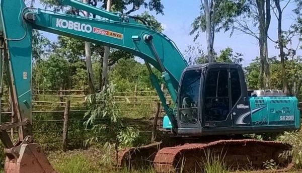 KOBELCO M 8 - Super X SK 200 ใช้งาน 7,600 ชม. รถบอดี้สวยเดิมๆ ภายในเก๋งอุปกรณ์ครบพร้อม แอร์เย็น ภายนอกบูมอาร์มมีปะนิดหน่อยครับสภาพดีพร้อมทำงานได้เลยไม่มีปัญหาครับ ช่วงล่างเอวแน่นดี โรลเลอร์บูทใบแทรกประมาณ 75\% พร้อมใช้งาน เอกสารเล่มทะเบียน ราคาต่อรองได้ครั
