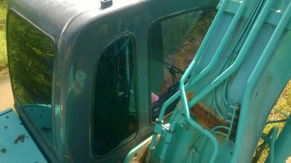 KOBELCO M 8 - Super X SK 200 ใช้งาน 7,600 ชม. รถบอดี้สวยเดิมๆ ภายในเก๋งอุปกรณ์ครบพร้อม แอร์เย็น ภายนอกบูมอาร์มมีปะนิดหน่อยครับสภาพดีพร้อมทำงานได้เลยไม่มีปัญหาครับ ช่วงล่างเอวแน่นดี โรลเลอร์บูทใบแทรกประมาณ 75\% พร้อมใช้งาน เอกสารเล่มทะเบียน ราคาต่อรองได้ครั