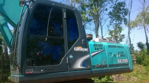 KOBELCO M 8 - Super X SK 200 ใช้งาน 7,600 ชม. รถบอดี้สวยเดิมๆ ภายในเก๋งอุปกรณ์ครบพร้อม แอร์เย็น ภายนอกบูมอาร์มมีปะนิดหน่อยครับสภาพดีพร้อมทำงานได้เลยไม่มีปัญหาครับ ช่วงล่างเอวแน่นดี โรลเลอร์บูทใบแทรกประมาณ 75\% พร้อมใช้งาน เอกสารเล่มทะเบียน ราคาต่อรองได้ครั