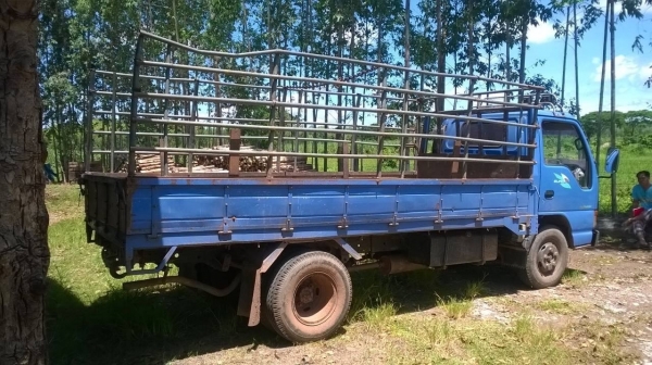 ขาย 6 ล้อ ISUZU NKR ปี 46 เครื่อง 4HG1 130 แรงม้า คัสซีสวยตลอดเส้น พวงมาลัยพาวเวอร์ เครื่องเสียงครบ ทะเบียนพร้อมโอนครับ