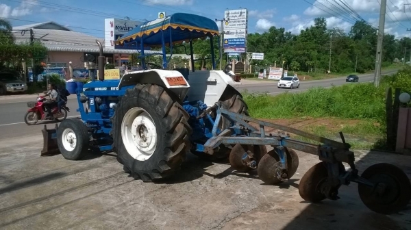 ขายรถไถฟอร์ด 5500 เครื่อง T5 เอกสารเล่มทะเบียนครบ อุปกรณ์ผานดันหน้า และผาน 3