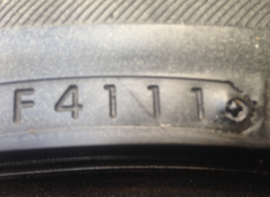 ยาง Bridgestone 275 35 20 ปลายปี11 ดอกเยอะ พร้อมใช้งาน