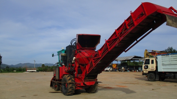 ขายรถตัดอ้อย สภาพดี รถปี 2012 ราคา 2.7 ล้าน