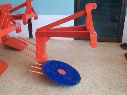 ขายผานขุดมันไม่ต้องเลื่อนหาตำแหน่งร่องให้ยุ่งยากครับมีทั้งแบบทูอินวันยกร่องและขุดใช้โครงเดียวกันครับ