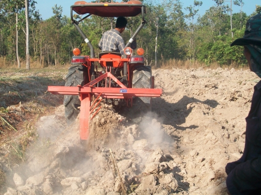 ขายผานขุดมันไม่ต้องเลื่อนหาตำแหน่งร่องให้ยุ่งยากครับมีทั้งแบบทูอินวันยกร่องและขุดใช้โครงเดียวกันครับ