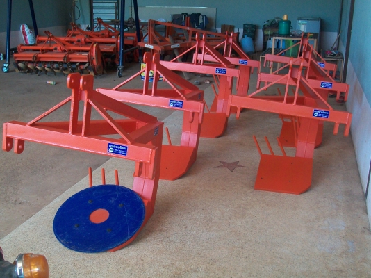 ขายผานขุดมันไม่ต้องเลื่อนหาตำแหน่งร่องให้ยุ่งยากครับมีทั้งแบบทูอินวันยกร่องและขุดใช้โครงเดียวกันครับ