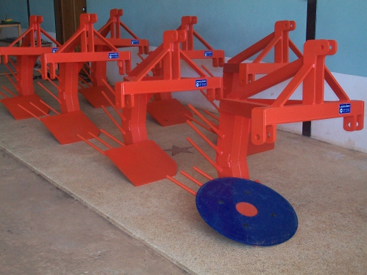 ขายผานขุดมันไม่ต้องเลื่อนหาตำแหน่งร่องให้ยุ่งยากครับมีทั้งแบบทูอินวันยกร่องและขุดใช้โครงเดียวกันครับ