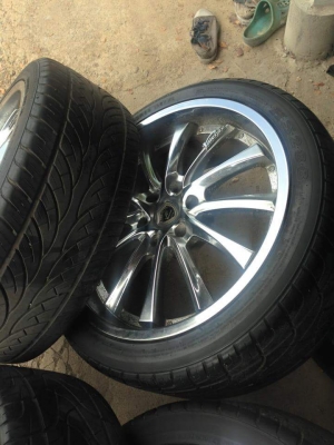 ขายแม็ก22พร้อมยาง265/40/22ยางสดล้อโคเมี่ยม ขายแม็ก22พร้อมยาง265/40/22ยางสดล้อโคเมี่ยม