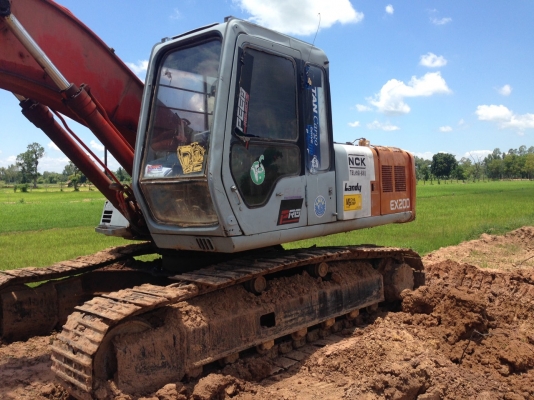 ขายครับ  HITACHI EX200-2 เครื่อง6BD1T ปั้มเดิมๆแรงๆ