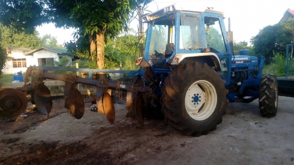 ขายFORD 7610 2เพลา สภาพพร้อมใช้ อุปกรณ์2ชิ้นติดรถ