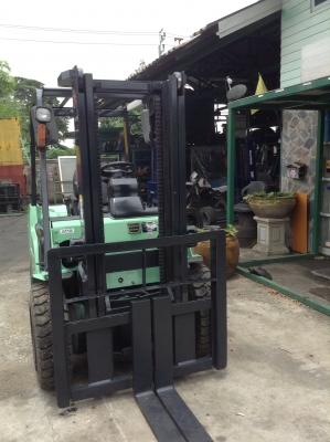 +++ ขายโฟล์คลิฟท์  MITSUBISHI  FD30   รุ่นใหม่  ขนาด  3  ตัน  เครื่องยนต์ดีเซล  เสา  3  เมตร  เกียร์ธรรมดา  ยางลมครับ