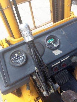 -:-*&bull;*ข า ย ร ถ ย ก นำ เ ข้ า*&bull;*-:-KOMATSU FD25-10 เครื่องดีเซล เสาสูง3เมตร เกียร์ธรรมดา สนใจติดต่อ083-062-0223/098-329-9549(ปอนด์)