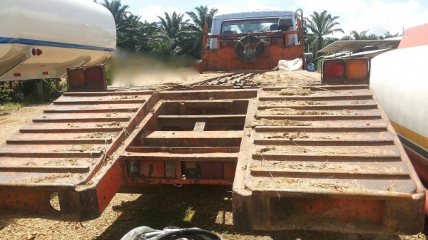 รถนิสสัน 10 ล้อ ท้ายลาด CW41M   เปลื่ยนเครื่อง 260 แรงม้า.   สนใจติดต่อ  081 - 6079515