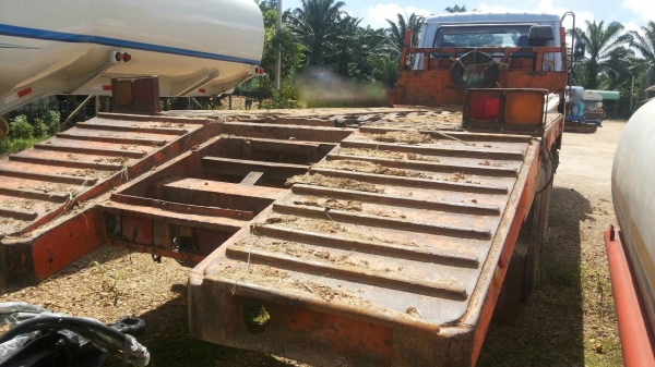 รถนิสสัน 10 ล้อ ท้ายลาด CW41M   เปลื่ยนเครื่อง 260 แรงม้า.   สนใจติดต่อ  081 - 6079515