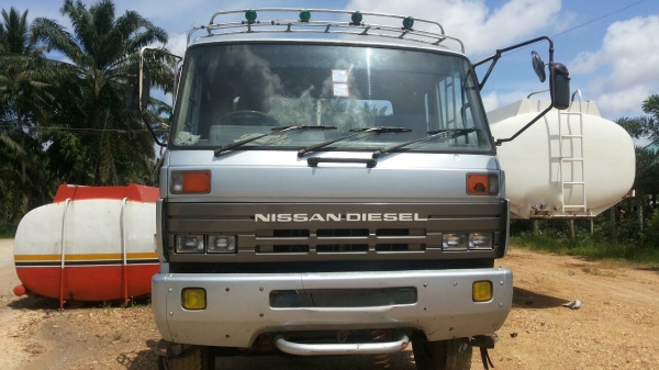 รถนิสสัน 10 ล้อ ท้ายลาด CW41M   เปลื่ยนเครื่อง 260 แรงม้า.   สนใจติดต่อ  081 - 6079515