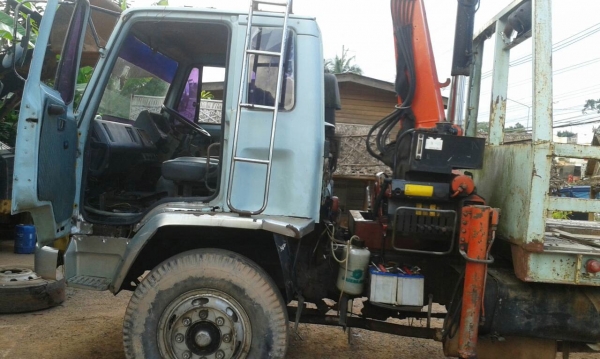 รถอีซูซุ 10 ล้อ ท้ายลาด  /  ติดเฮียบ 3 ตัน.  FXZ 210 แรงม้า. ปี 33   สนใจติดต่อ  081 - 6079515