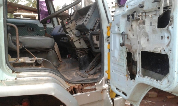 รถอีซูซุ 10 ล้อ ท้ายลาด  /  ติดเฮียบ 3 ตัน.  FXZ 210 แรงม้า. ปี 33   สนใจติดต่อ  081 - 6079515