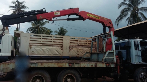 รถอีซูซุ 10 ล้อ ท้ายลาด  /  ติดเฮียบ 3 ตัน.  FXZ 210 แรงม้า. ปี 33   สนใจติดต่อ  081 - 6079515