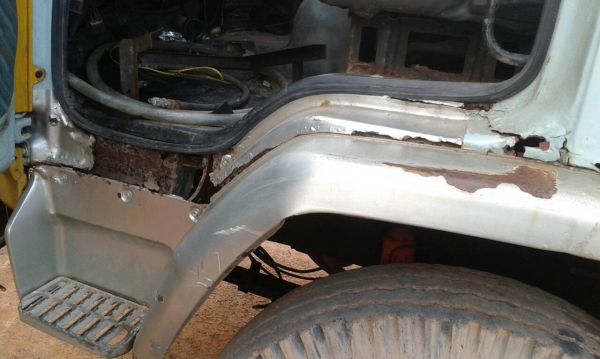 รถอีซูซุ 10 ล้อ ท้ายลาด  /  ติดเฮียบ 3 ตัน.  FXZ 210 แรงม้า. ปี 33   สนใจติดต่อ  081 - 6079515