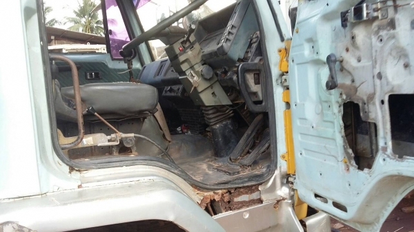 รถอีซูซุ 10 ล้อ ท้ายลาด  /  ติดเฮียบ 3 ตัน.  FXZ 210 แรงม้า. ปี 33   สนใจติดต่อ  081 - 6079515