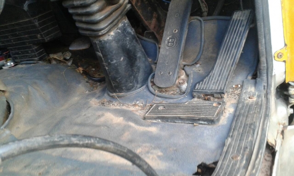 รถอีซูซุ 10 ล้อ ท้ายลาด  /  ติดเฮียบ 3 ตัน.  FXZ 210 แรงม้า. ปี 33   สนใจติดต่อ  081 - 6079515