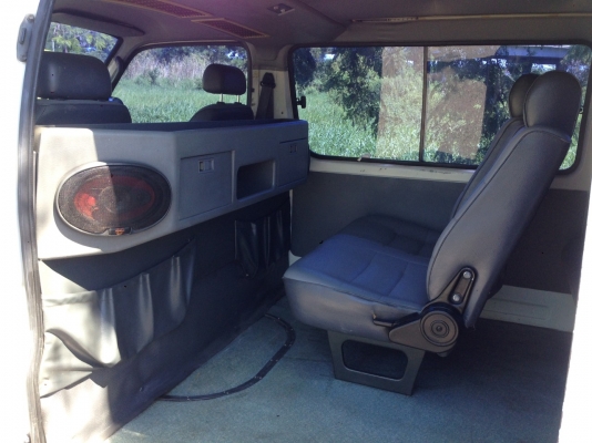 **** ขายรถตู้ ปี2000 สีเดิมๆเบาๆเครื่องดี ****