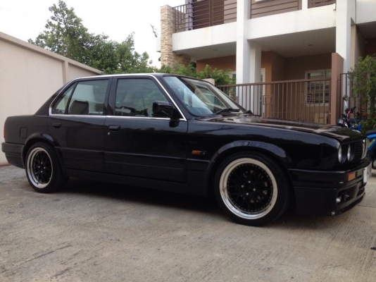 ขายbmw e30 สีดำ4ประตู ไฟท้าย3ชั้น ดิสเบรค4ล้อ แอร์เย็น เซ็นทรัลล็อค ซันรูฟไฟฟ้า พวงมาลัยพาวเวอร์ กระจกไฟฟ้า ไฟหน้าซีนอนสีชา ทะเบียนเต็มพร้อมโอน กทม 1)วิทยุpioneer cd-usb ลำโพง4ตัว  2)พวงมาลัยเปาเล็กbmw โลโก้Mเล็กแท้ติดกะจังหน้า 3)เกจวัดบูสblitz ทามเมอร์fe