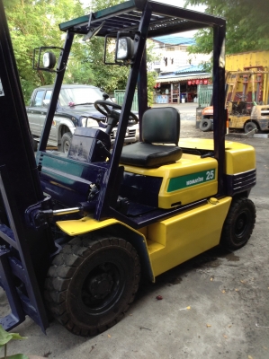 +++ ขายโฟล์คลิฟท์  KOMATSU FD25-11  ขนาด  2.5  ตัน  เครื่องยนต์ดีเซล  เสา  5  เมตร  เกียร์ธรรมดา  ยางตัน