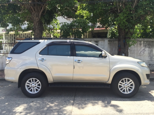 ขาย FORTUNER ปี12 เครื่องเบนซิล2.7