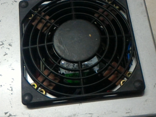 พัดลมปล่อยประจุลบเพิ่อดักจับฝุ่นและกลิ่นต่างๆในอากาศภายในห้อง