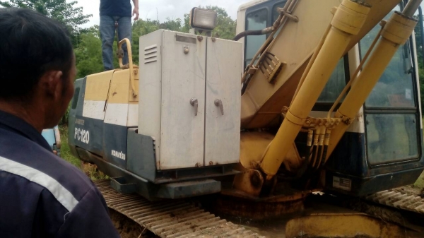 ขายรถแบคโฮkomatsuPC200-5รถทำ4พันกว่าชั้วโมงมีเล่มทะเบืยน
