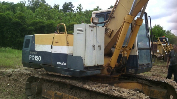ขายรถแบคโฮkomatsuPC200-5รถทำ4พันกว่าชั้วโมงมีเล่มทะเบืยน