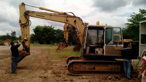 ขายรถแบคโฮkomatsuPC200-5รถทำ4พันกว่าชั้วโมงมีเล่มทะเบืยน