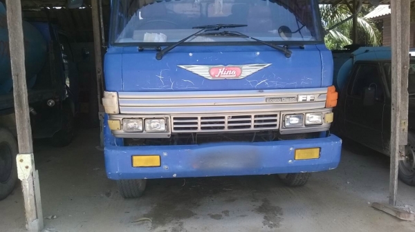 รถฮีโน่ 6  ล้อ FF172 ติดเครน  3.7 ตัน.  187 แรงม้า.    สนใจติดต่อ  081 - 6079515