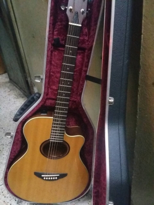 โปร่งไฟฟ้า yamaha apx-5a ถูกๆครับ สะภาพดี