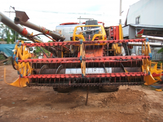 ขายรถเกี่ยวข้าวศักดิ์พัฒนา KM46 ตามสภาพ เครื่องยนต์ฮีโน่ 185 แรงม้า ปั้มไดกิ๋นส์ เบอร์ 22 ตัวเดินแม็คโคร PC-200