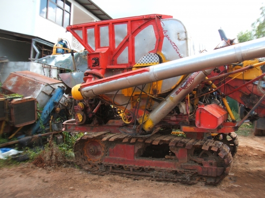 ขายรถเกี่ยวข้าวศักดิ์พัฒนา KM46 ตามสภาพ เครื่องยนต์ฮีโน่ 185 แรงม้า ปั้มไดกิ๋นส์ เบอร์ 22 ตัวเดินแม็คโคร PC-200