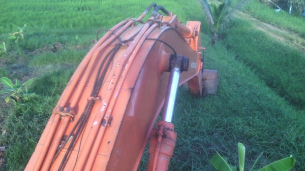 แบ็คโฮ ยื่ห้อHITACHI รุ่สEX 200-2 SUPERสภาพใช้งานได้เลย สนใจติดต่อ 0835601591 หรือ 0903494058